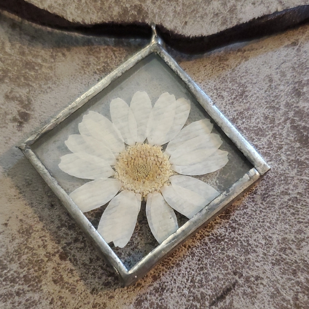 Glass And Daisy Pendant Necklace - Picture 2 of 3